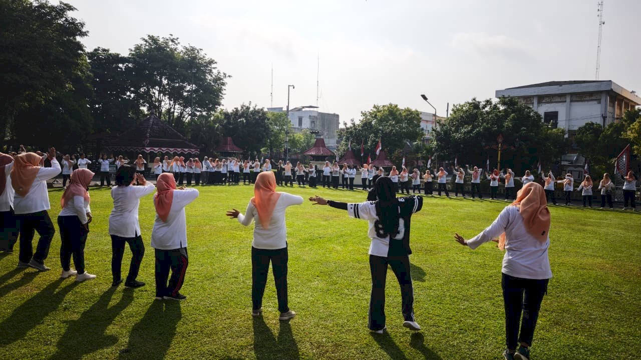 Senam Bersama dan Cek Kesehatan dalam Rangka HUT Dharma Wanita Persatuan ke-26