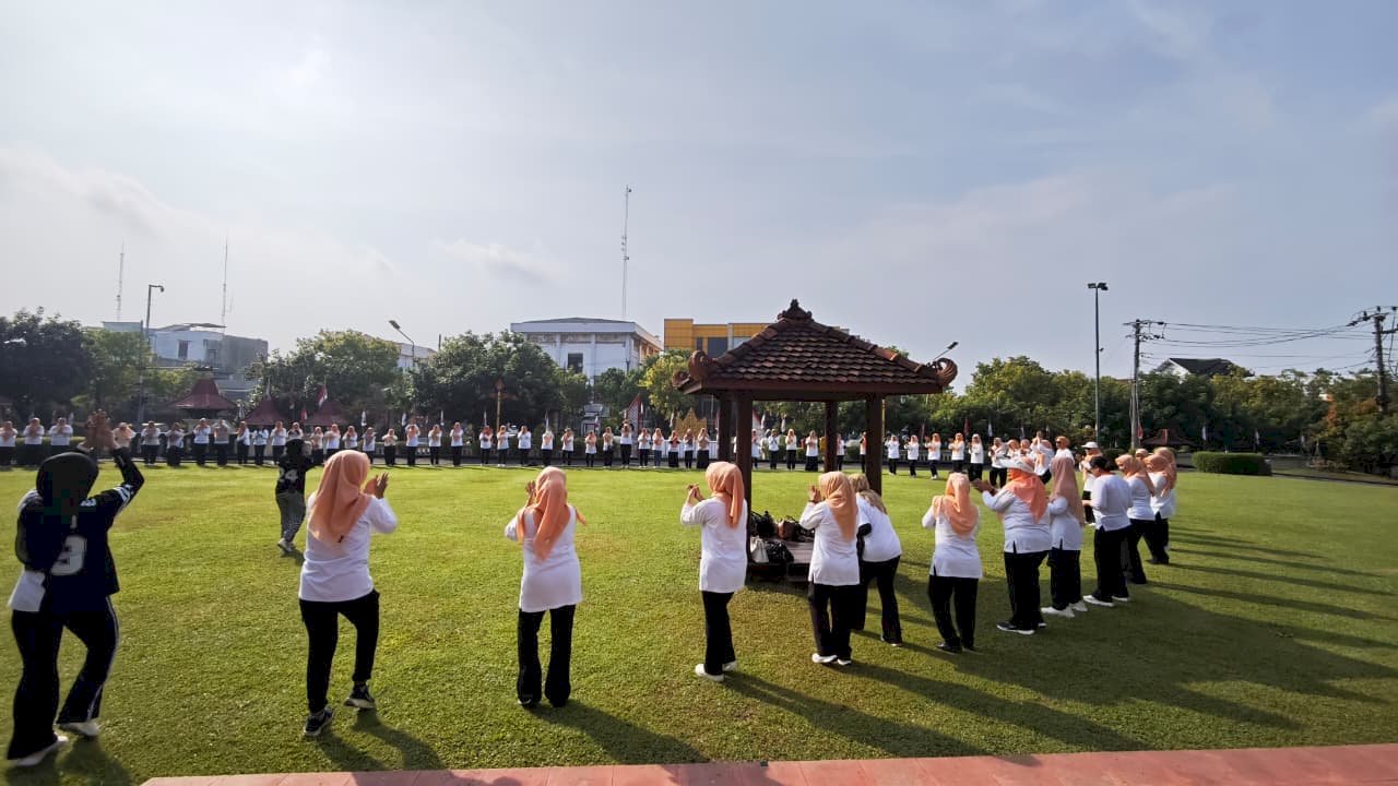 Senam Bersama dan Cek Kesehatan dalam Rangka HUT Dharma Wanita Persatuan ke-26